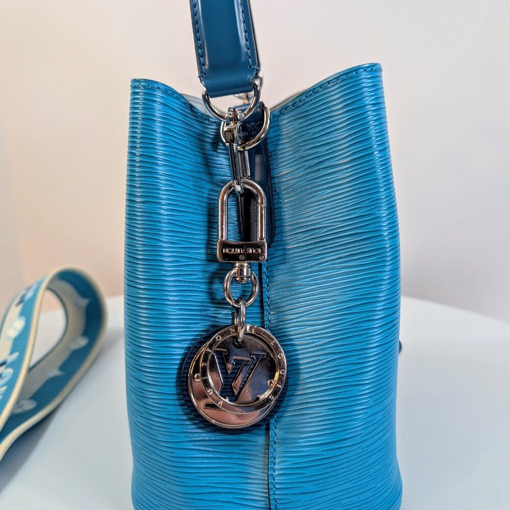 Louis Vuitton Noé BB Bag in Epi Leather with LV Strap and Charm - Picture 5 of 17